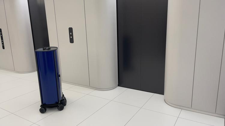 KDDI、自律搬送ロボットで社内メール便を自動化　複数階の移動で負荷軽減