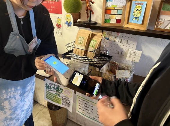 ありがとうカフェ、キャッシュレス化で売上2割増　個別会計減り業務も効率化