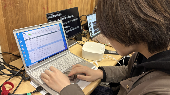 慶應義塾大の手話サークル、AI音声認識で公演の字幕表示を効率化　騒音下でも高精度