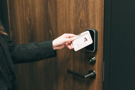 ランドマーク税理士法人、入退室管理の自動化でガバナンス強化　残業時間を削減