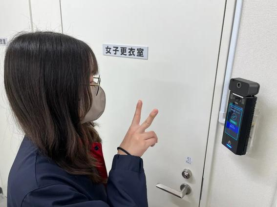 Joshin、全事業所で顔認証の打刻開始　パスワード管理解消と衛生向上へ