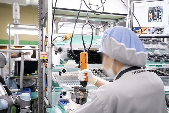 JVCケンウッド山形、無線機生産のねじ締め工程を制御　ミスのない体制へ
